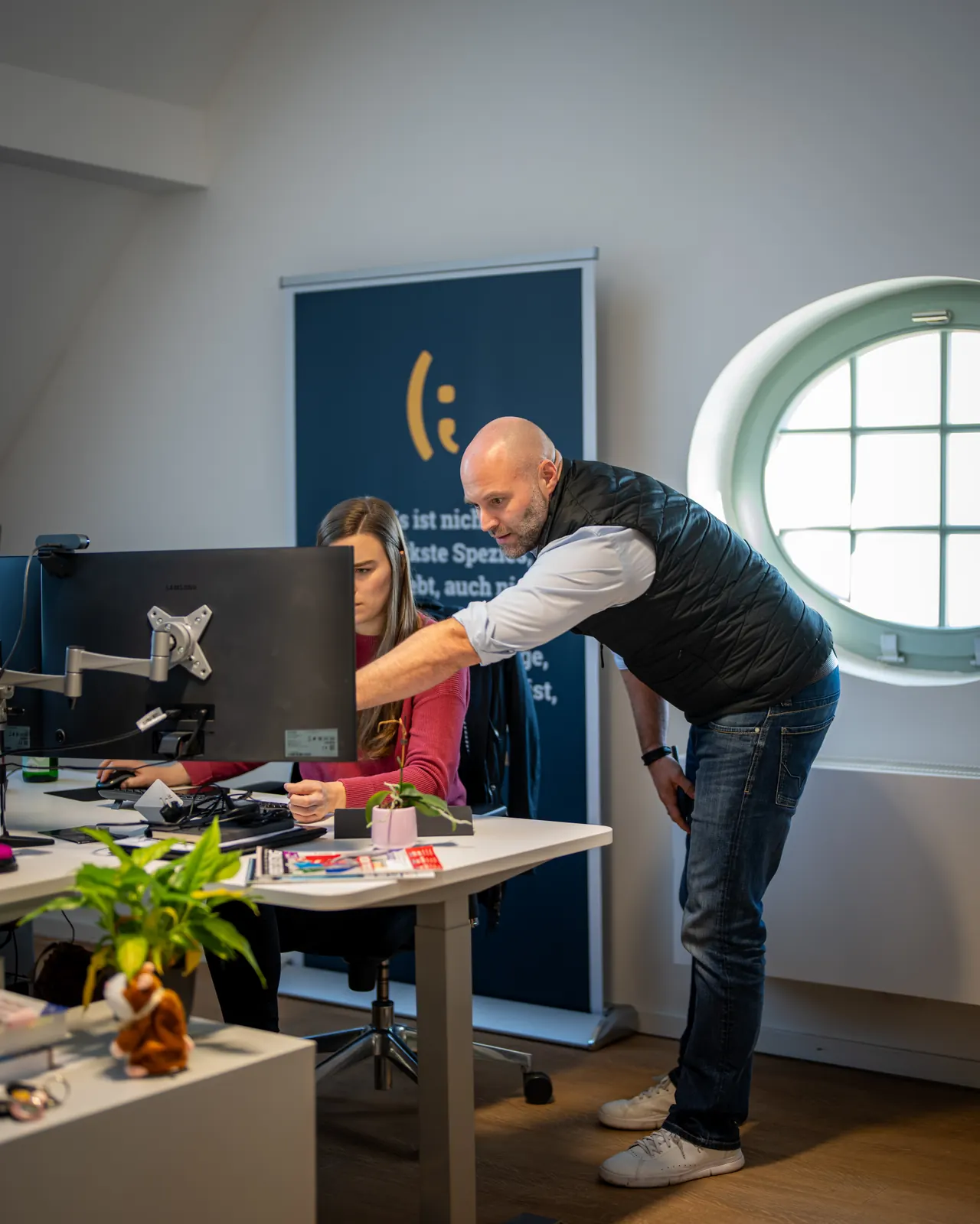 Abstimmung am Bildschirm im artista-Büro